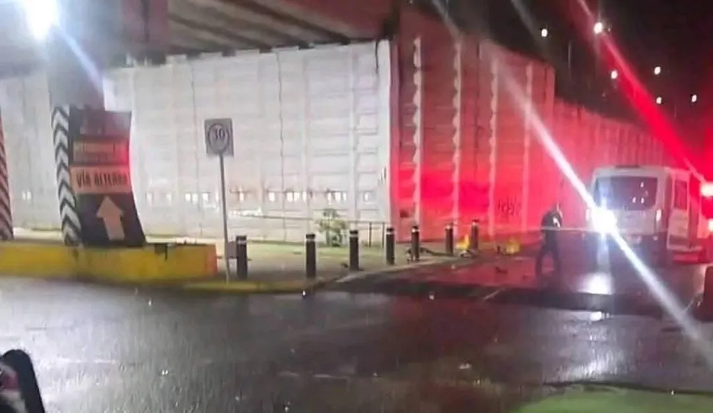 Pierde el control del auto y choca contra barrera de contención en Morelia