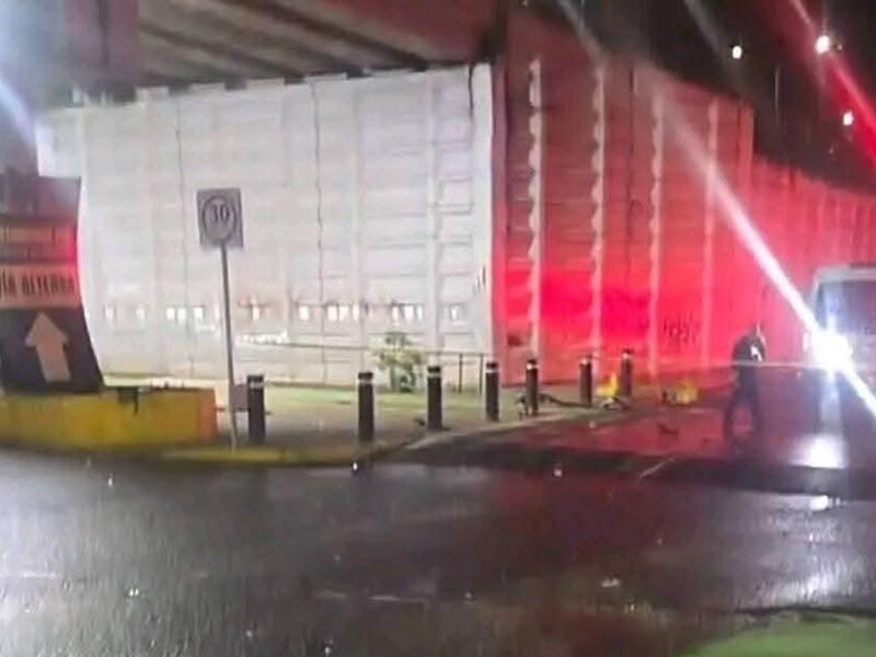 Pierde el control del auto y choca contra barrera de contención en Morelia