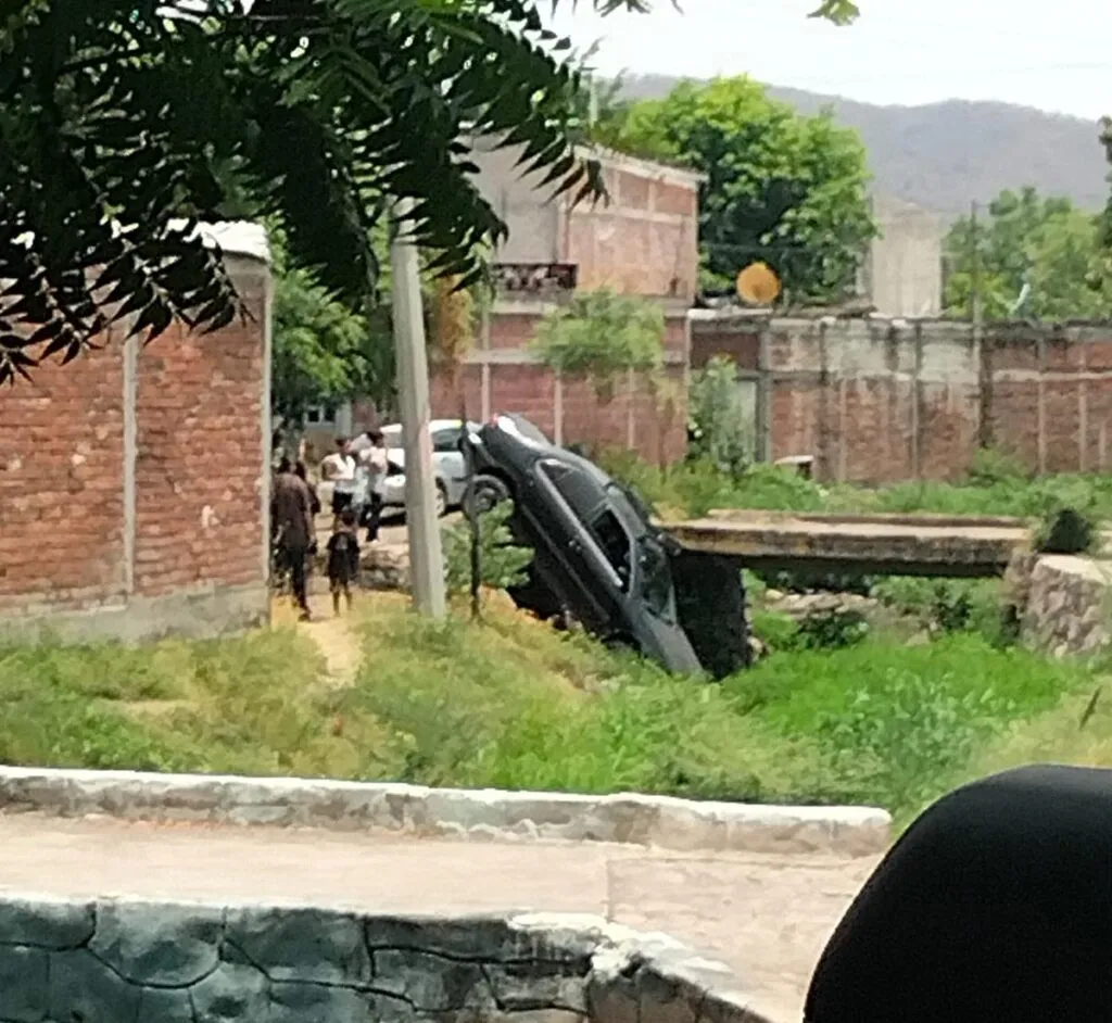 Pierde el control y cae a un canal de aguas negras en Apatzingán-1
