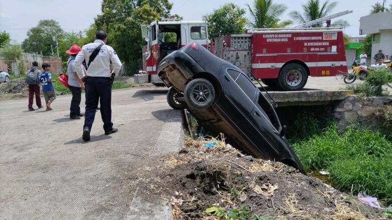 Pierde el control y cae a un canal de aguas negras en Apatzingán
