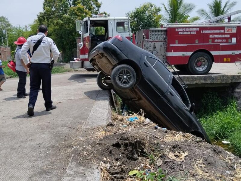 Pierde el control y cae a un canal de aguas negras en Apatzingán