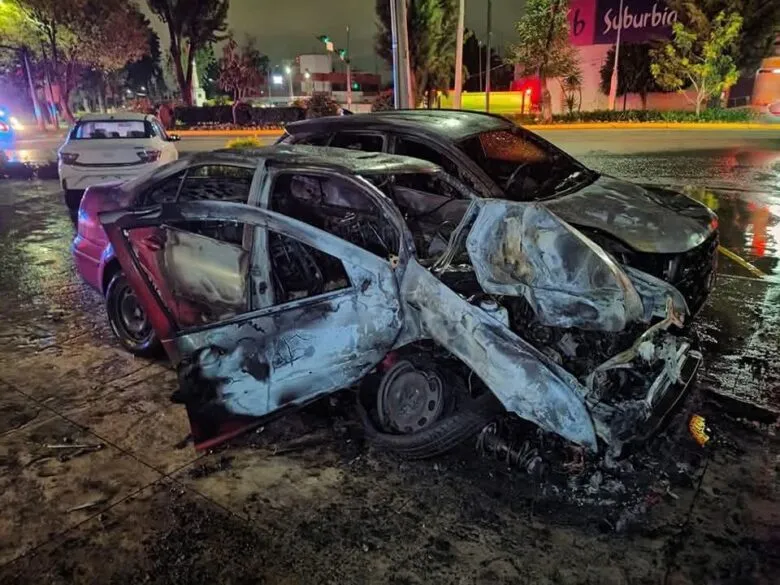 Pierde el control y choca contra dos autos nuevos en Morelia
