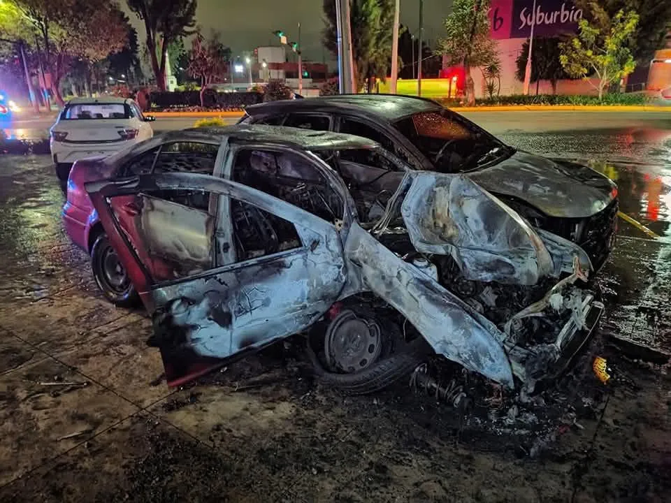 Pierde el control y choca contra dos autos nuevos en Morelia