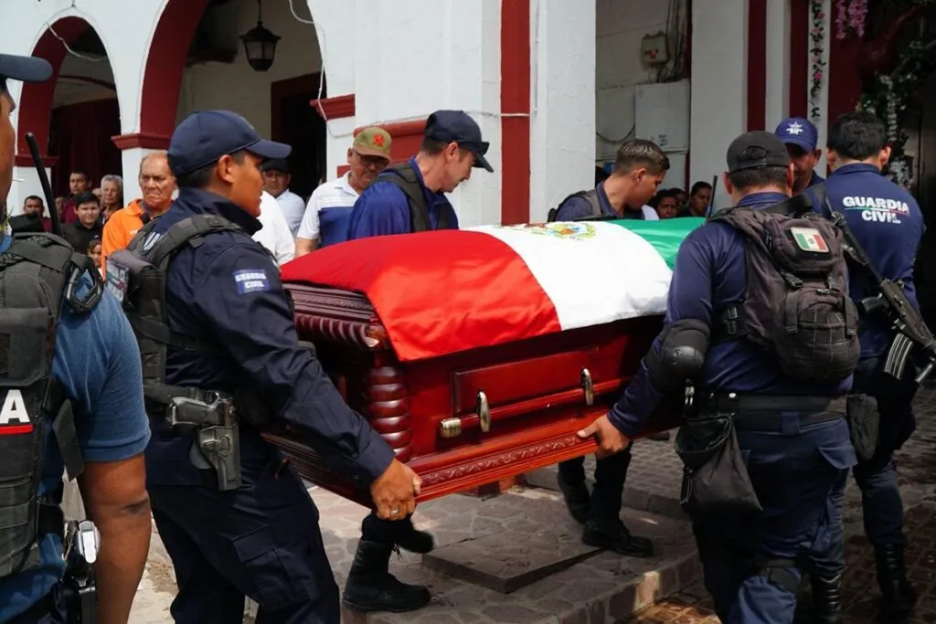 Pobladores de Tepalcatepec despiden a su presidenta municipal, Martha Laura Mendoza-2