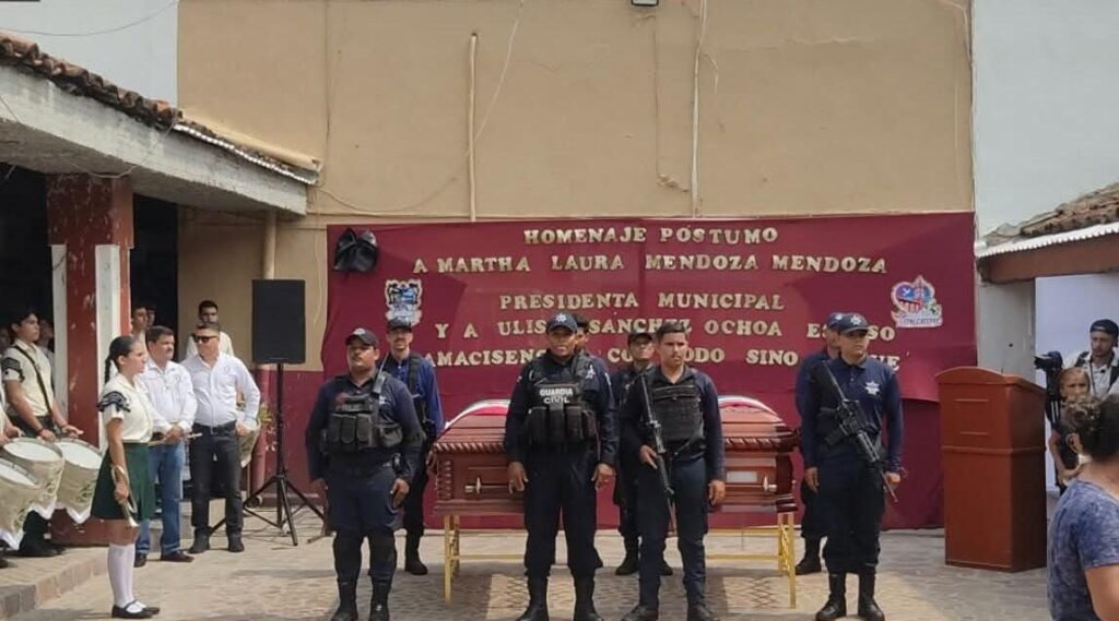 Pobladores de Tepalcatepec despiden a su presidenta municipal, Martha Laura Mendoza