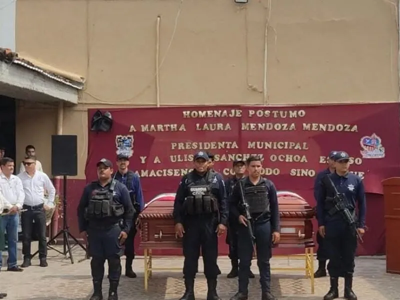 Pobladores de Tepalcatepec despiden a su presidenta municipal, Martha Laura Mendoza