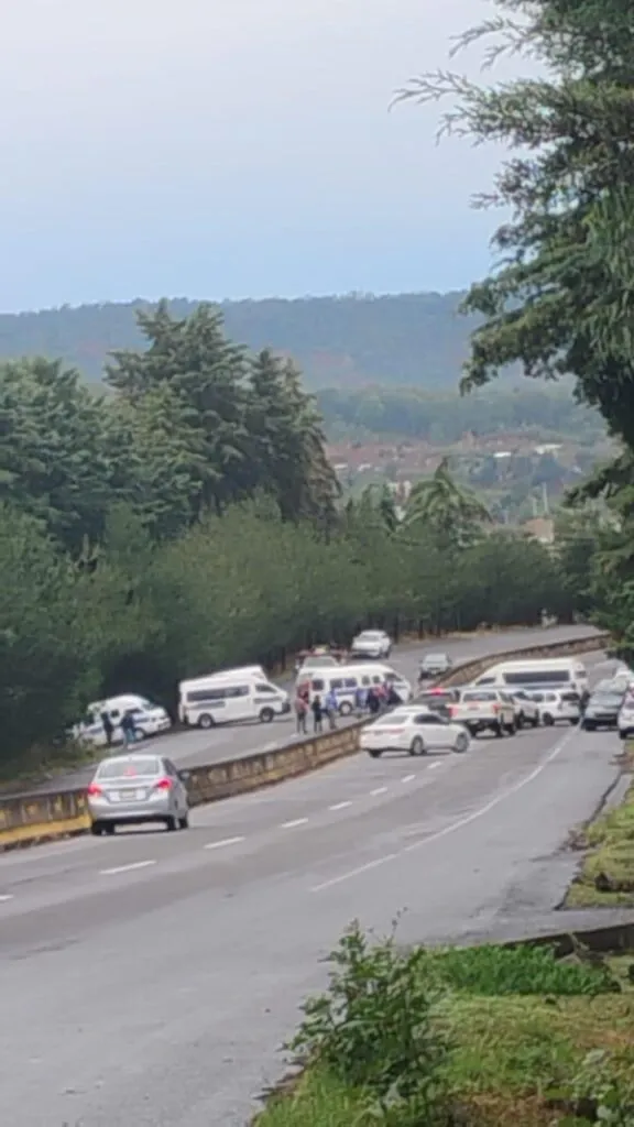 Por desaparición de transportista se registran bloqueos viales en Pátzcuaro
