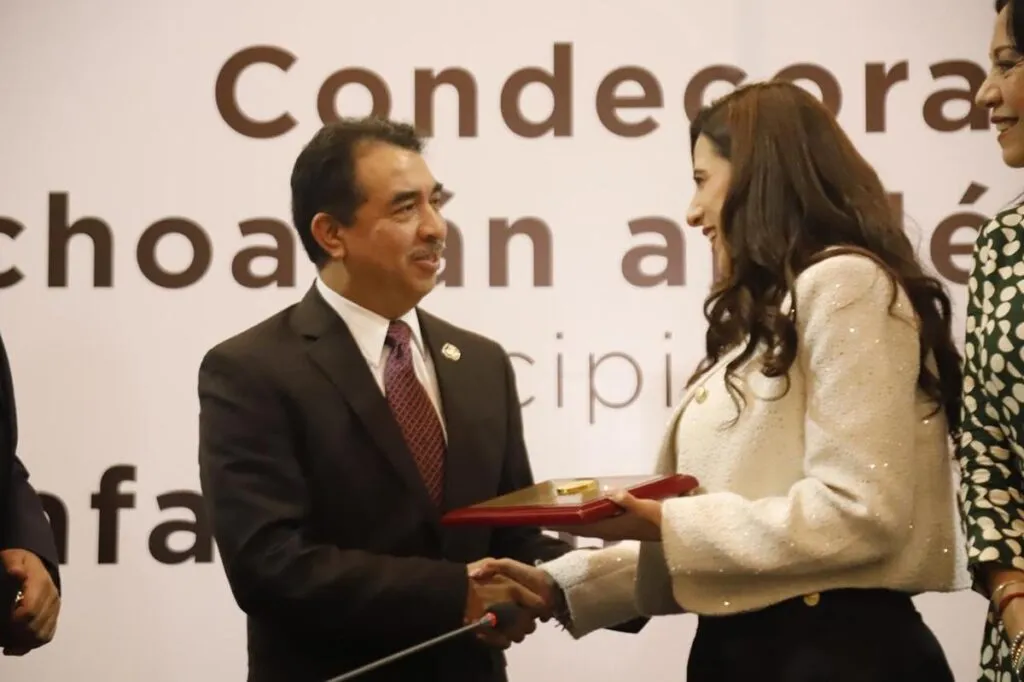 Rafael Lara Hernández recibe el Mérito Docente 2025 en Michoacán