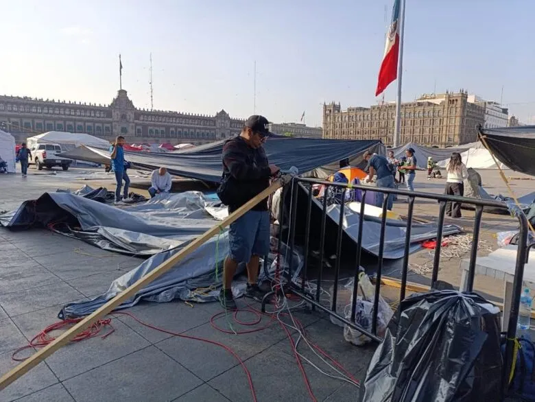 Recogen 87 metros cúbicos de basura en Zócalo tras plantón de CNTE