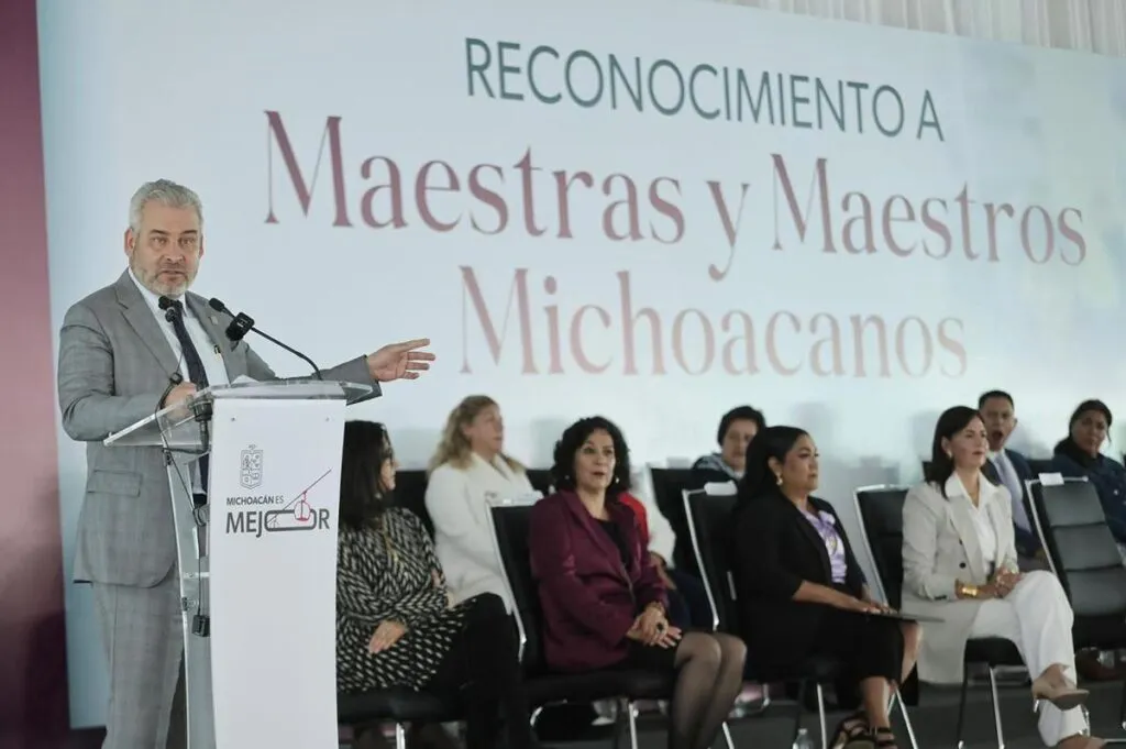 Reconoce Bedolla compromiso y vocación educativa de docentes michoacanos