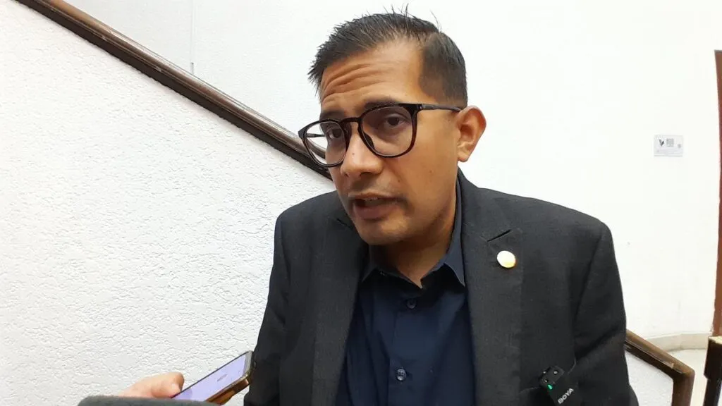 Reconoce Conrado Paz que es incómodo ser el comodín del gobernador