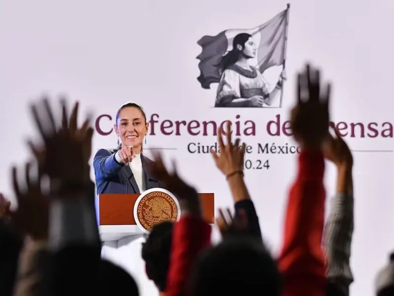 Reportaje revela medios afines a Morena en conferencias mañaneras de Sheinbaum