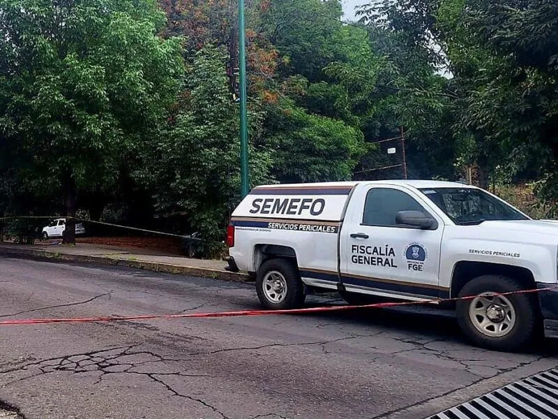 Reportan asesinato de un hombre frente a una escuela en Uruapan