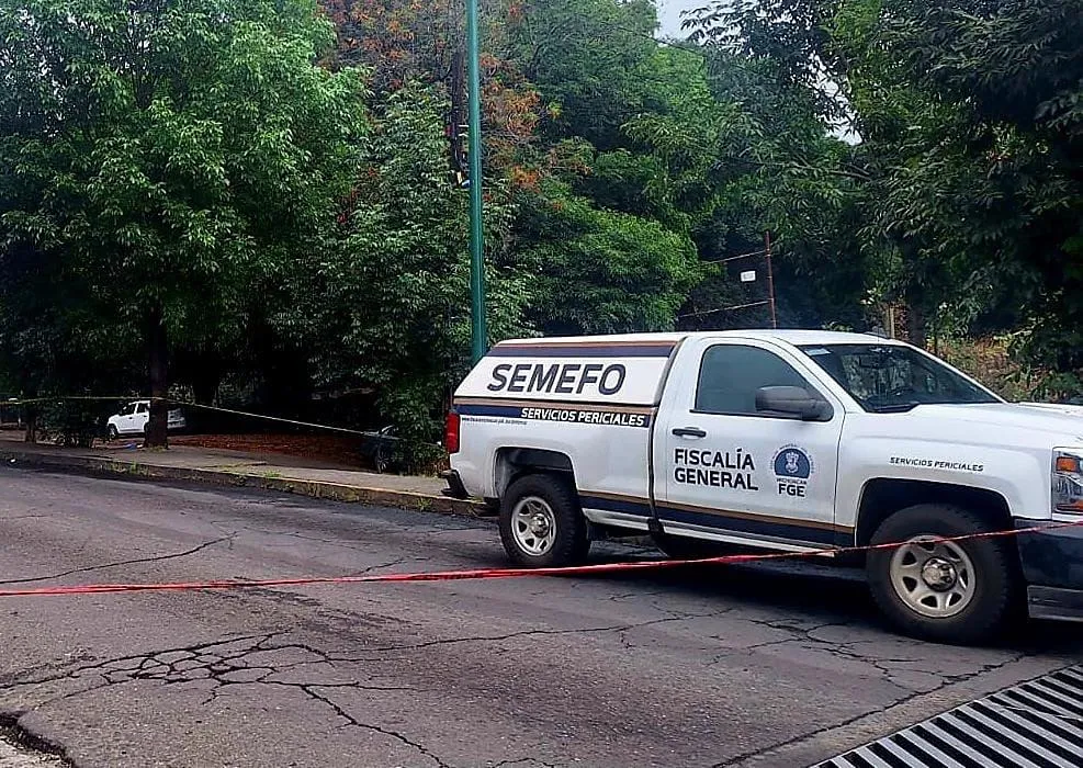 Reportan asesinato de un hombre frente a una escuela en Uruapan