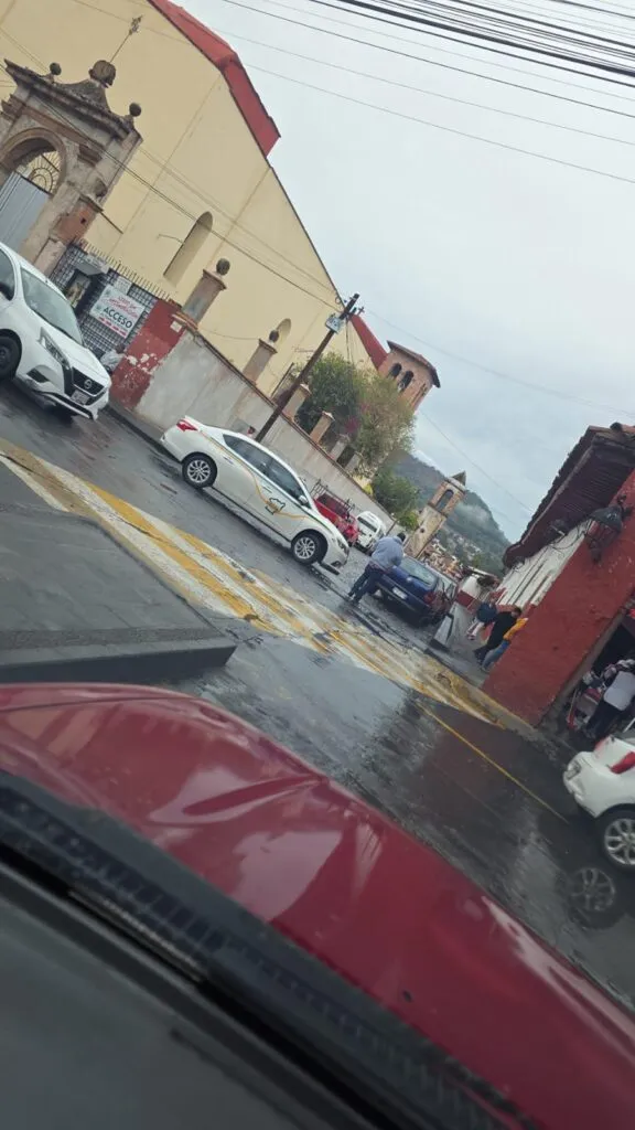 reportan bloqueos carreteros en accesos a Pátzcuaro