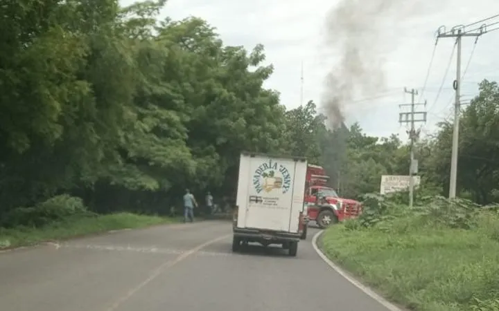 Reportan bloqueos por grupos delincuenciales en Apatzingán y Buenavista,