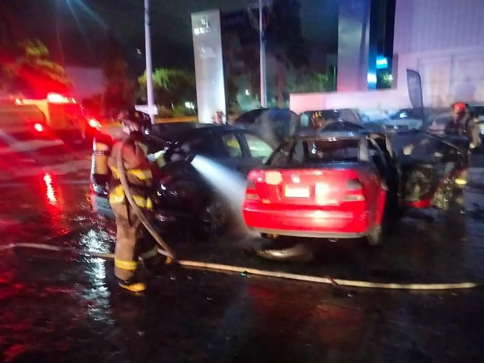 Reportan choque entre 3 vehículos sobre avenida Camelinas en Morelia