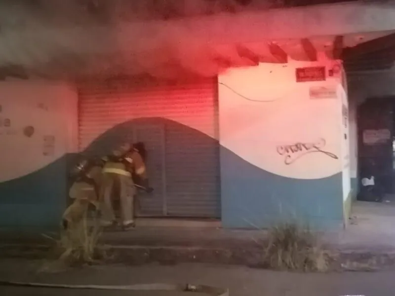 Reportan incendio de negocio de agroquímicos en Uruapan