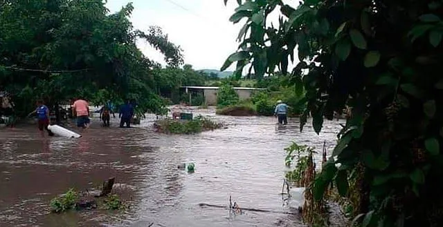 Reportan inundaciones en Múgica por huracán "Erick"