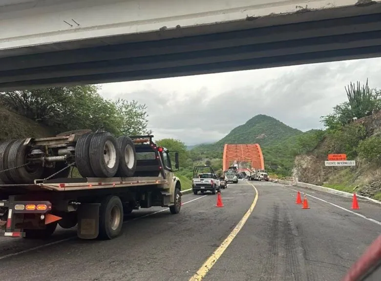 Reportan volcadura de pipa en la autopista Siglo XXI