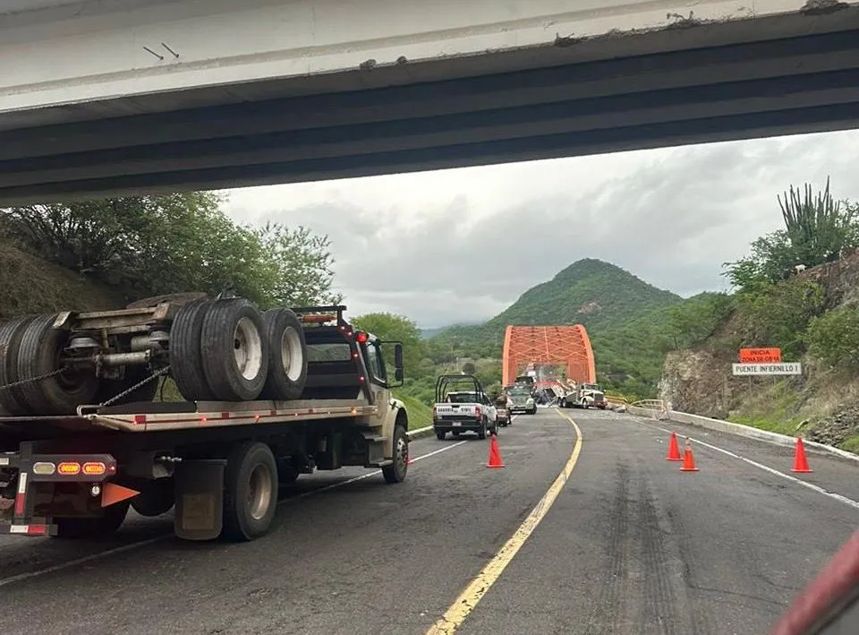 Reportan volcadura de pipa en la autopista Siglo XXI
