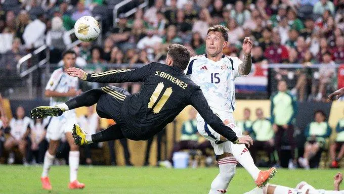 Santiago Giménez critica arbitraje en Copa Oro