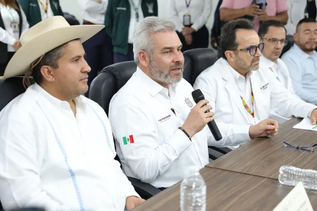 Se consolidan servicios de salud para Uruapan; recorre Bedolla hospital del IMSS
