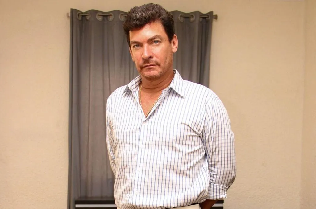 Sebastián Ligarde y la adopción a un joven
