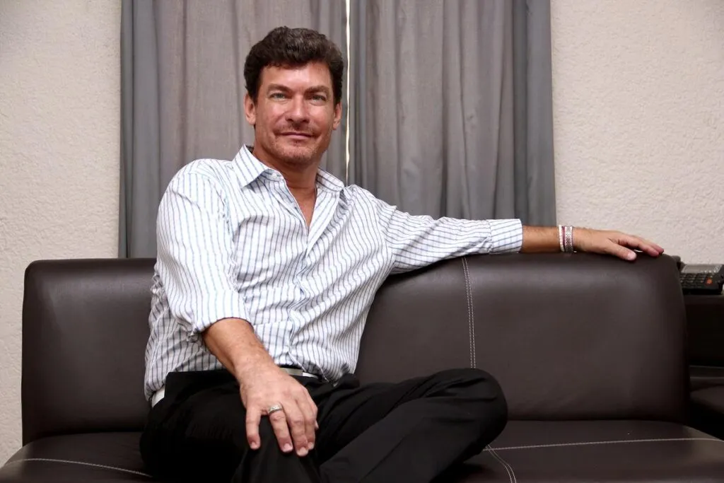 Sebastián Ligarde y la adopción a un joven