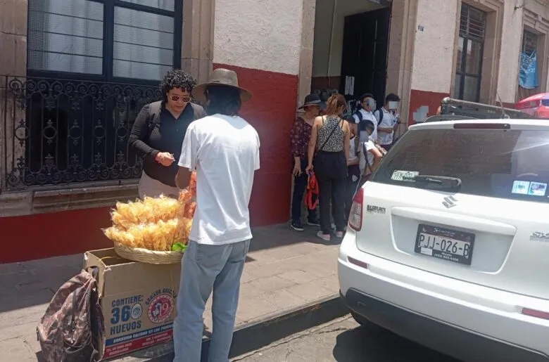 Sigue venta de chatarra afuera de escuelas en Morelia, pese a prohibición nacional