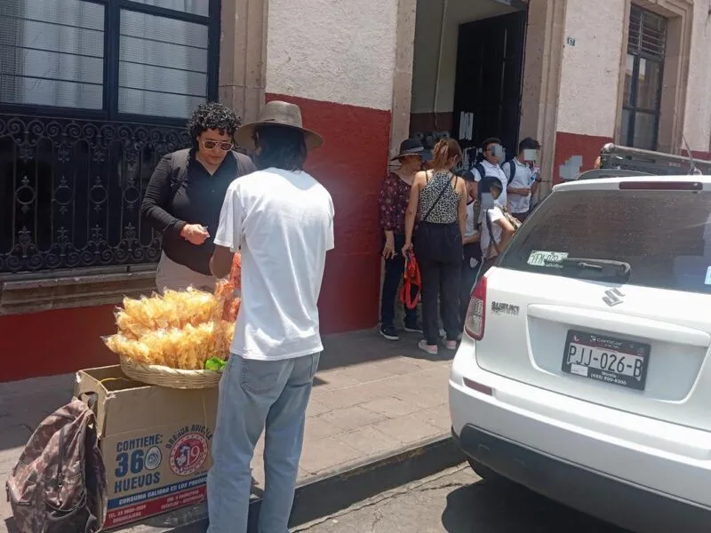 Sigue venta de chatarra afuera de escuelas en Morelia, pese a prohibición nacional