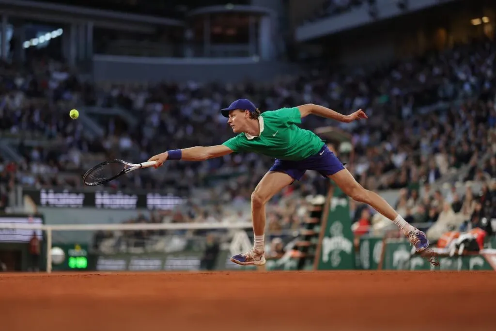 Sinner vence a un combativo Djokovic para avanzar a la Final del Roland Garros