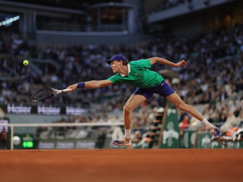 Sinner vence a un combativo Djokovic para avanzar a la Final del Roland Garros