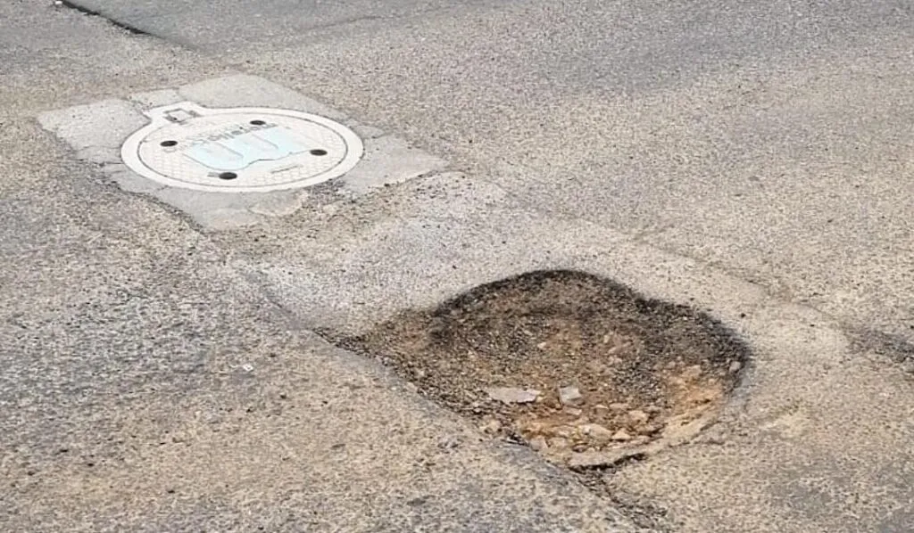 Socavón en Bucareli causado por lluvias