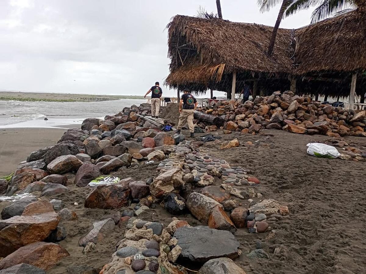 Solo afectaciones materiales deja 'Dalila' en las costas de Michoacán