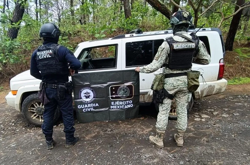 SSP y Defensa detenidos a 4 hombres con armas largas, municiones y vehículos en Apatzingán