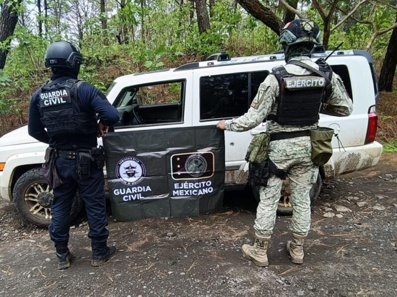 SSP y Defensa detenidos a 4 hombres con armas largas, municiones y vehículos en Apatzingán