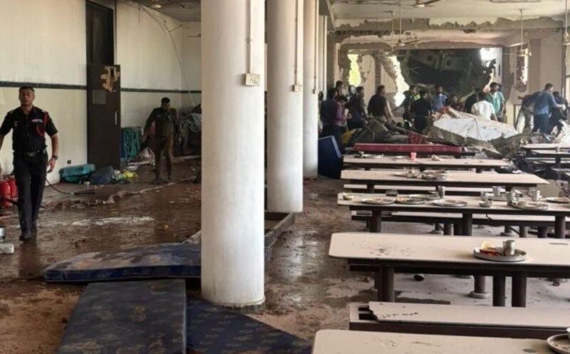 Suman 294 muertos por el choque y explosión de un avión en India