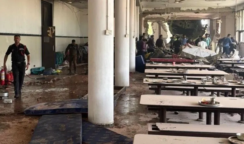 Suman 294 muertos por el choque y explosión de un avión en India