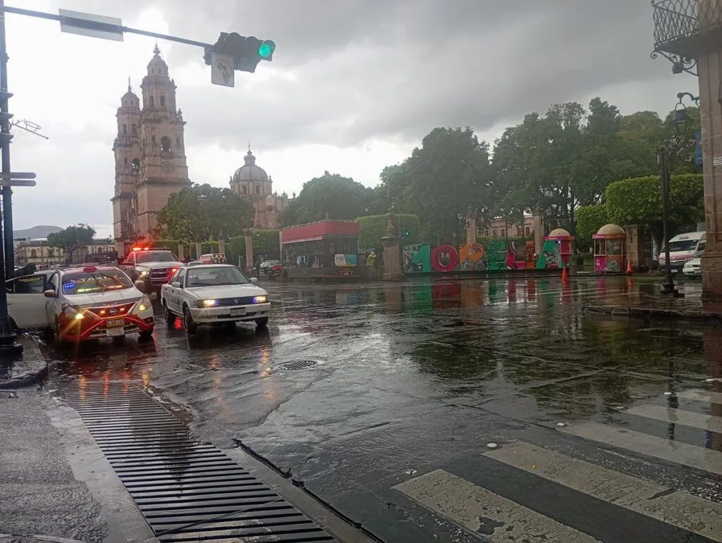 Tormenta eléctrica y lluvia fuerte golpean zona sur y norte de Morelia