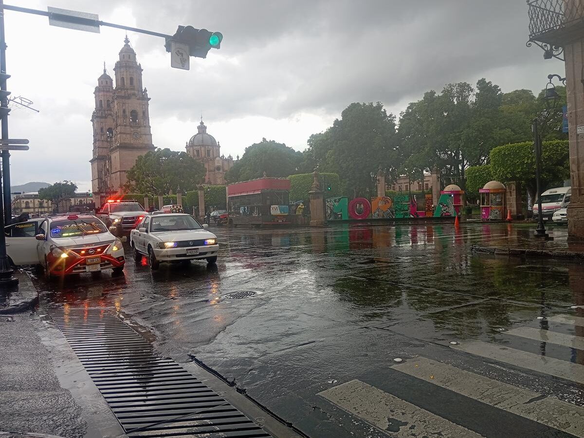 Tormenta eléctrica y fuerte lluvia golpean zona sur y norte de Morelia