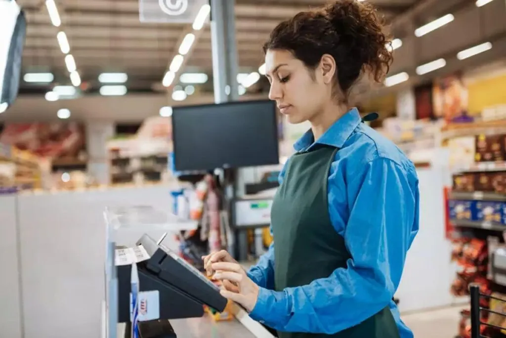 Trabajadora de supermercado sera beneficiada por Ley Silla