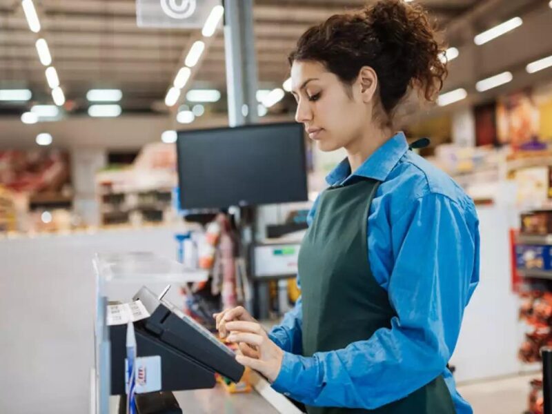 Trabajadora de supermercado sera beneficiada por Ley Silla