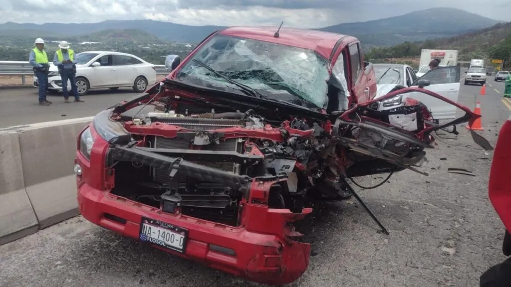 Trailer impacta dos autos en la siglo XXI