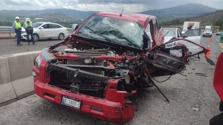 Trailer impacta dos autos en la siglo XXI