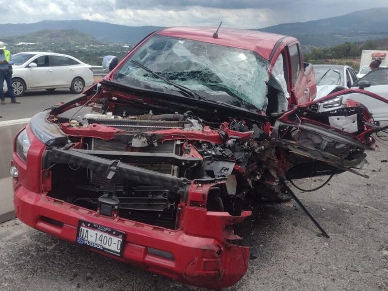 Trailer impacta dos autos en la siglo XXI
