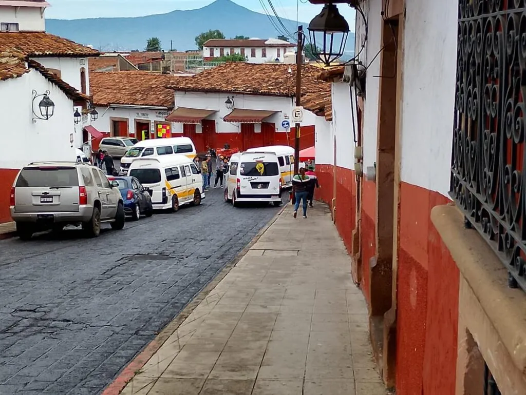 Transportistas bloquean accesos a Pátzcuaro para exigir la aparición de su compañero desaparecido