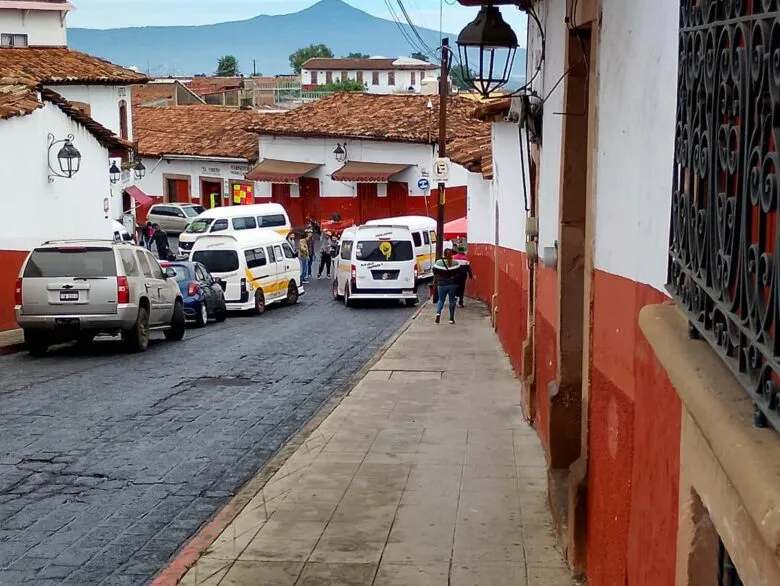 Transportistas bloquean accesos a Pátzcuaro para exigir la aparición de su compañero desaparecido