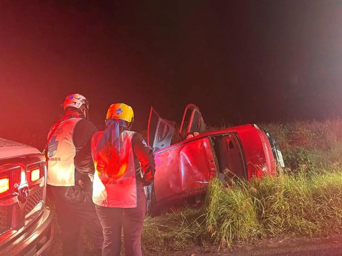 Tras volcadura tres personas resultaron lesionadas en Morelia