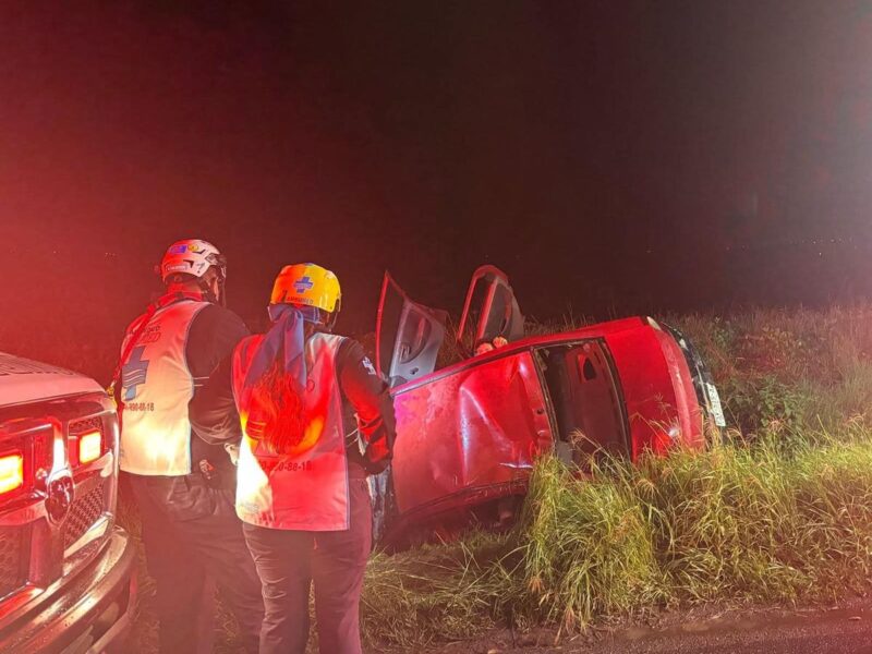 Tras volcadura tres personas resultaron lesionadas en Morelia